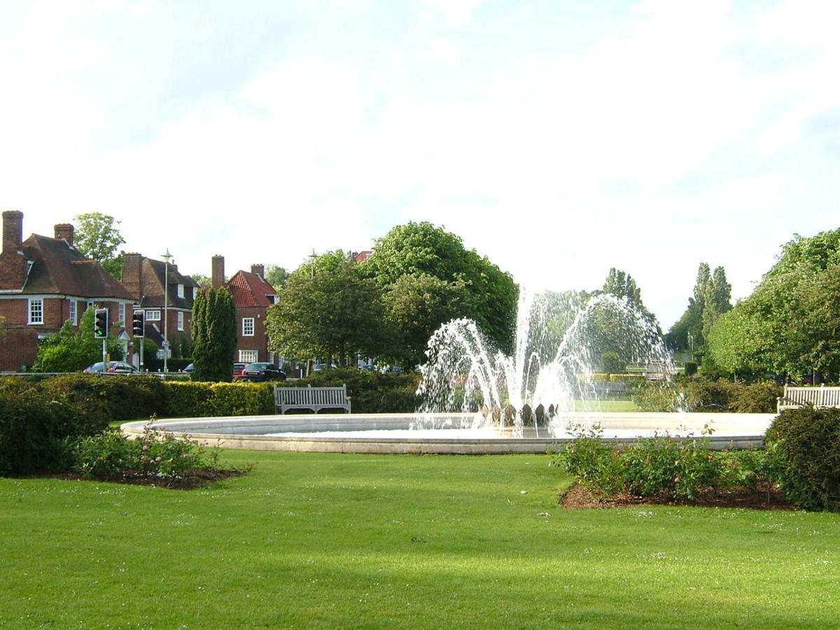 Lovely House In Welwyn With Garden And Off Road Parking Welwyn Garden City Exterior photo